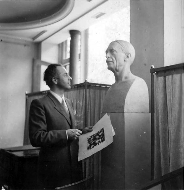1948 Théo Kerg, début novembre devant le buste de Paul Valery à la Galerie Bellechasse à Paris en 1948