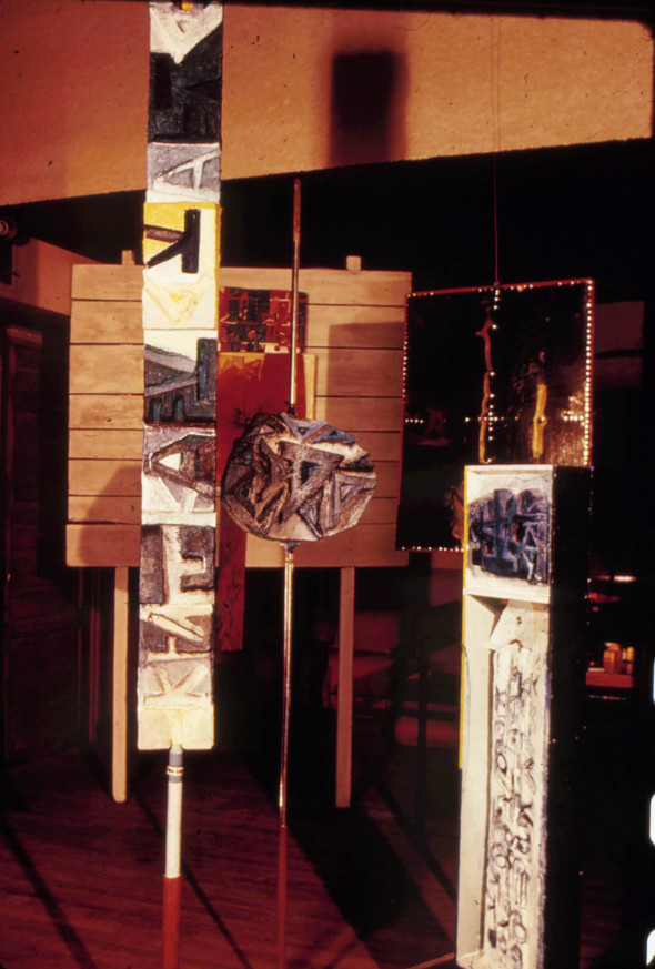 1968 Kafka, environnement de 5 éléments et d’un miroir Mica, 1958-1968, sur une surface de 3,00 x 3,00 cm, hauteur 225 cm, collection Musée Théo Kerg Schriesheim-Heidelberg
