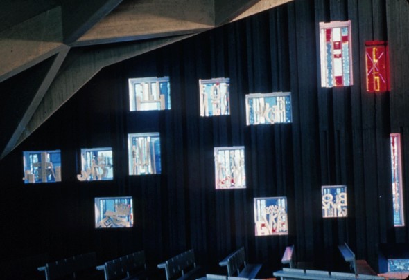 1969 Eglise St. Trinité de Wiesloch, vue des 14 stations du chemin de croix en forme de vitrails