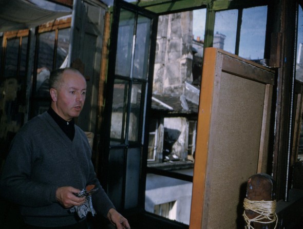 1955 Théo Kerg dans son atelier 203, rue St. Honoré, Paris