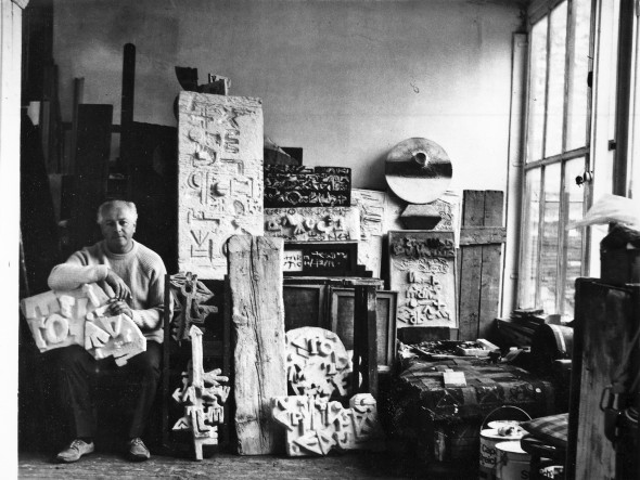 Théo Kerg dans son atelier à Paris, photo Katja Klatt – vers 1975