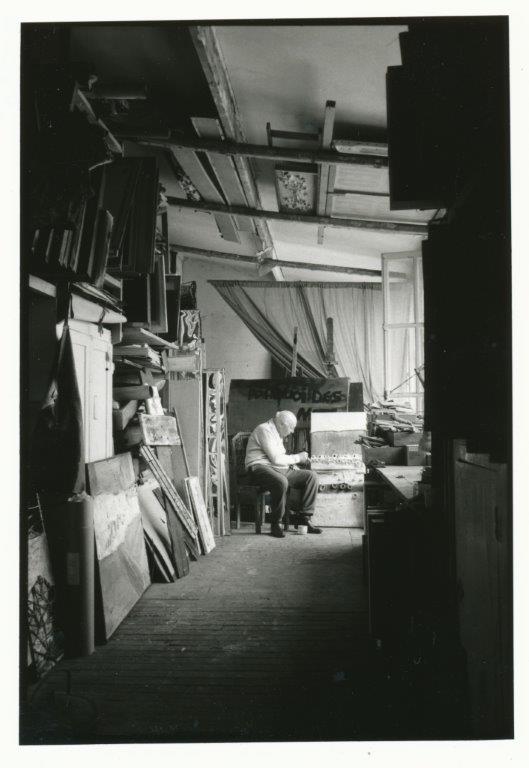 Théo Kerg dans son atelier dnas les annèes 80, photo Osterheld Wolfgang