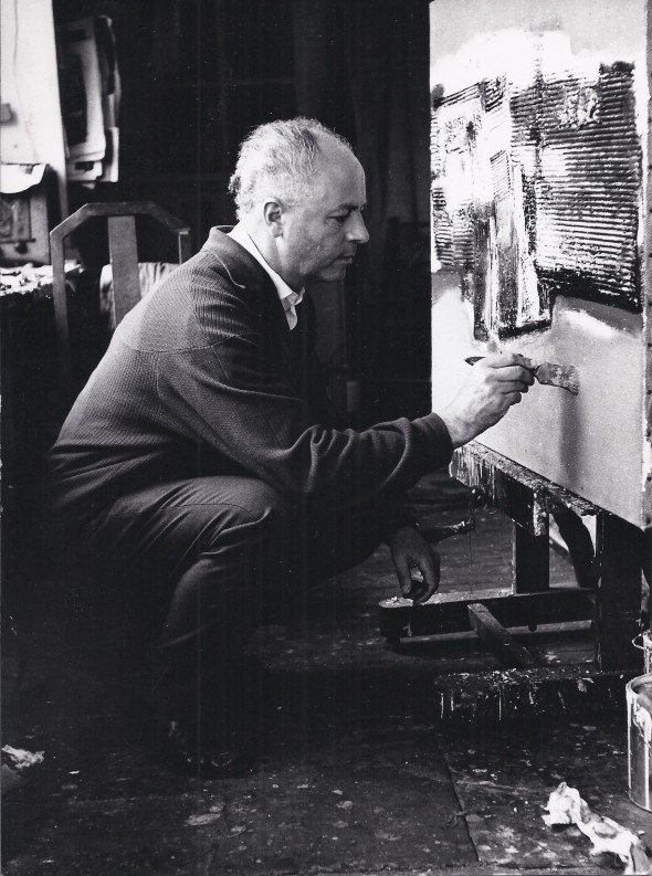Théo Kerg dans son atelier dans les années 60