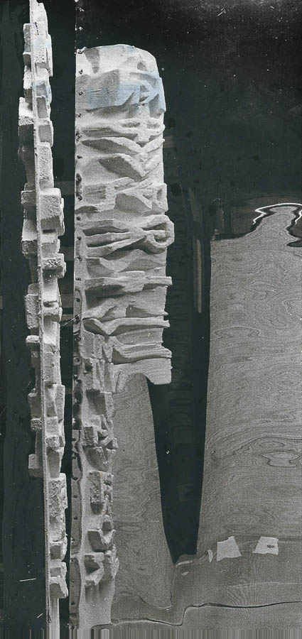 1969 Totem tactiliste avec son reflet dans un miroir – photo Jack Renaud