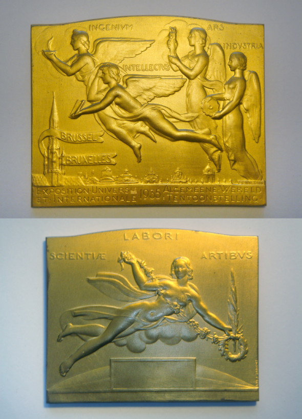 1935  Exposition Universelle de Bruxelles, Médaille d’or reçue par Théo Kerg pour ses œuvres abstraites