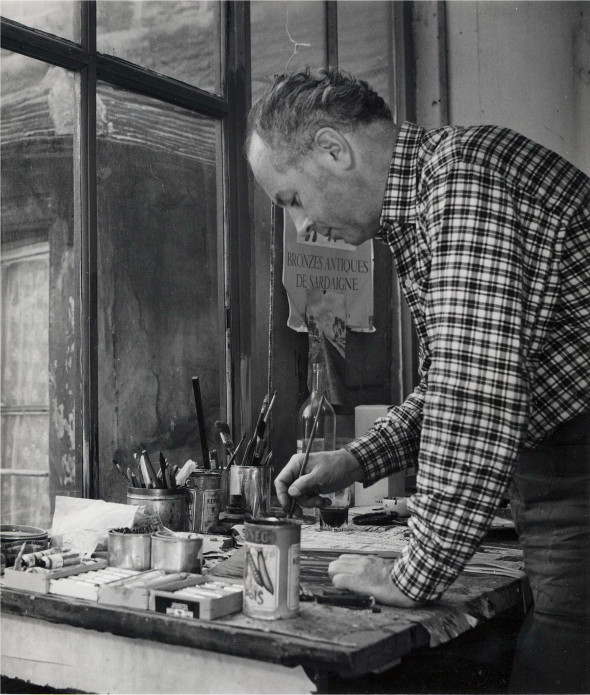 Théo Kerg dans son atelier, 1953, photo Jean Boyé