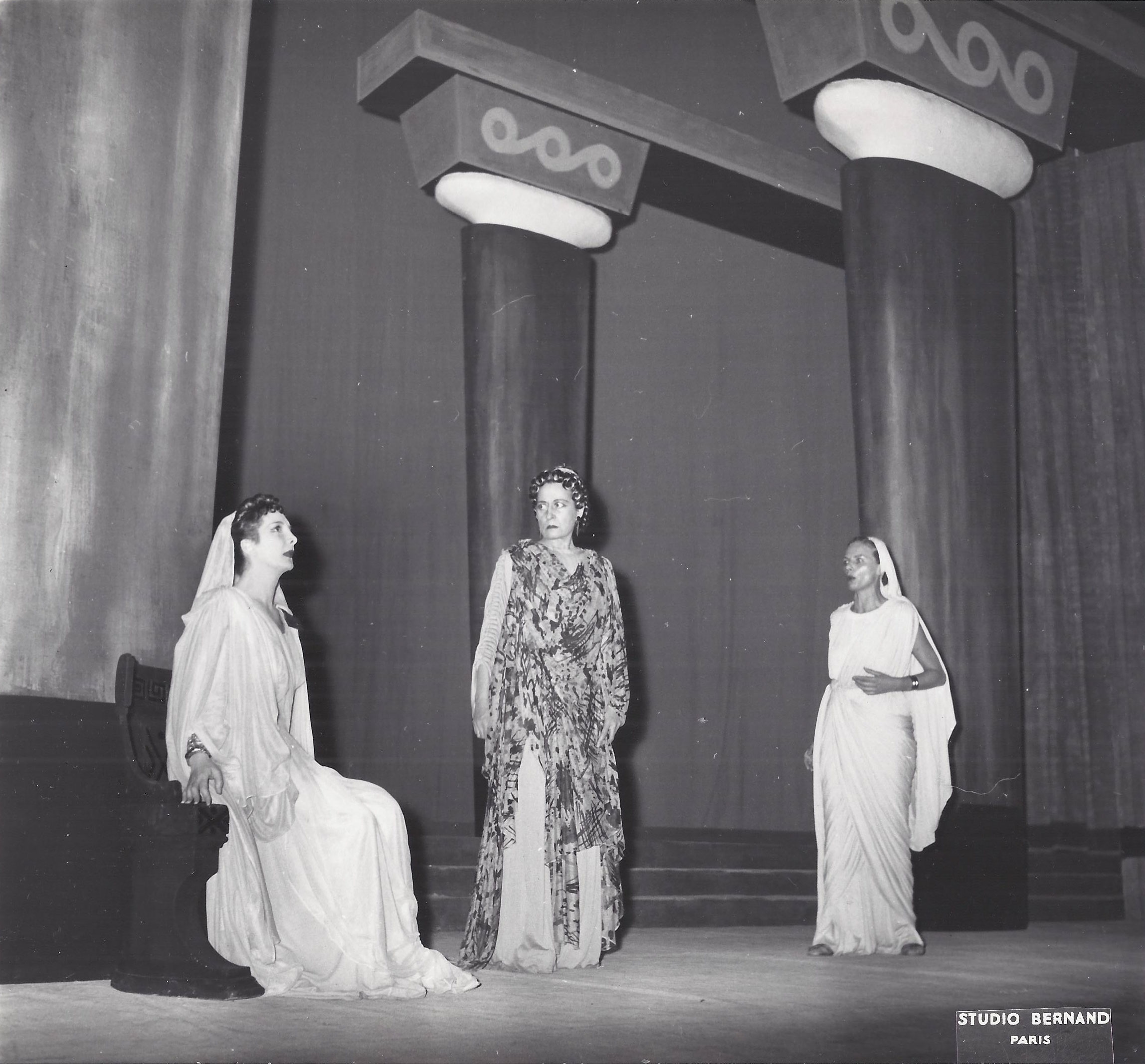 1956 Paris, Comédie francaise, Phèdre de Racine, décors et costumes de Théo Kerg, photo Agence de presse Bernard – Paris