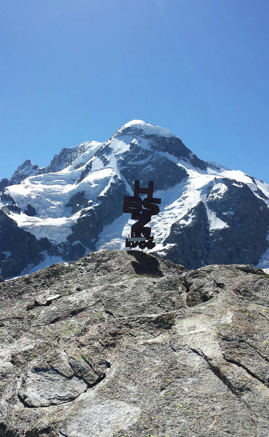 1964 Zermatt sculpture avec les lettres des noms de deux jeunes alpinistes décédés sous une avalanche